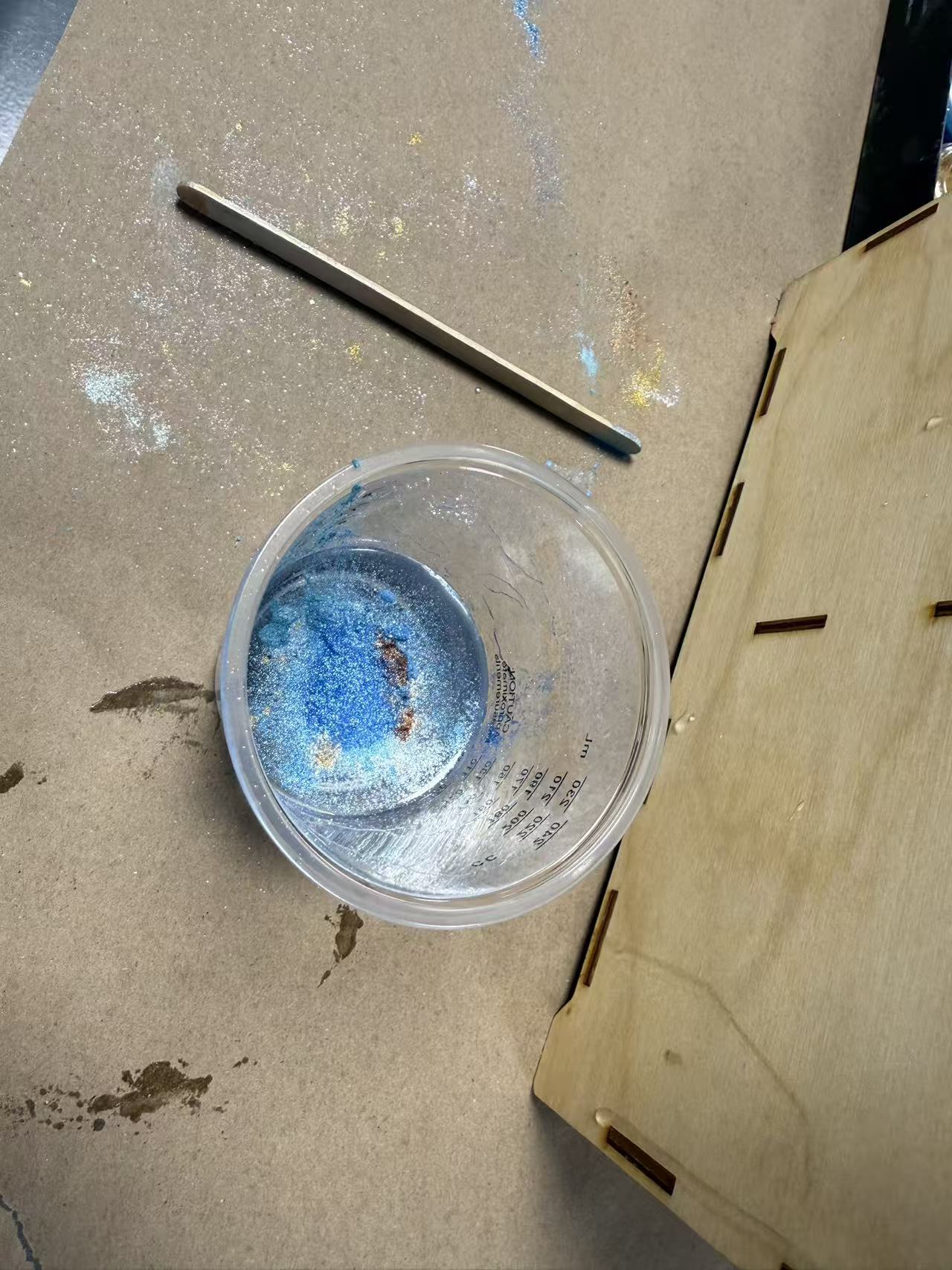 Mixing glitter into resin
